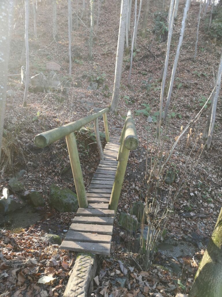 Schmale Brücke auf dem Mythenweg in Bad Kohlgrub