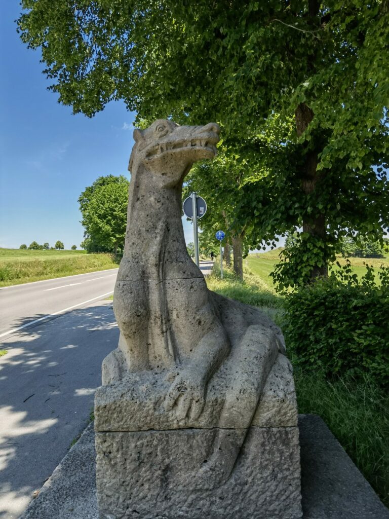 Drachenstatue bei Roßhaupten
